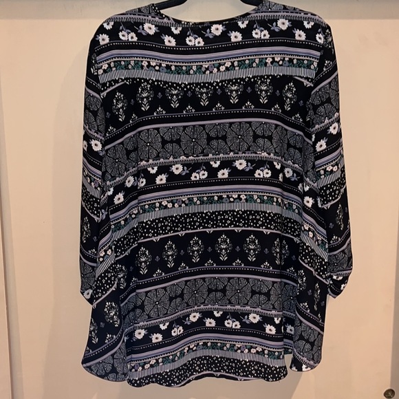 Style & Co ladies blouse, 3/4 gathered sleeve, a line flowing hem, black pattern - Picture 6 of 8